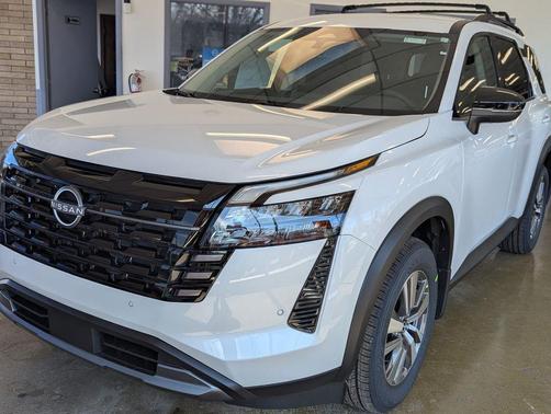 Everest White Pearl Tricoat 2026 Nissan Pathfinder SL