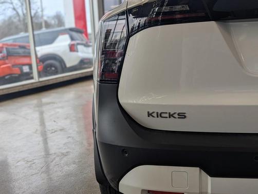 2026 Nissan Kicks SR