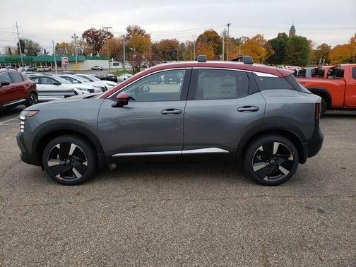 Gun Metallic/Scarlet Ember Tintcoat 2026 Nissan Kicks SR