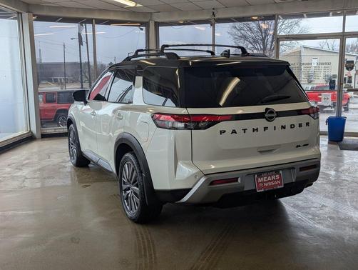 2023 Nissan Pathfinder SL 4WD