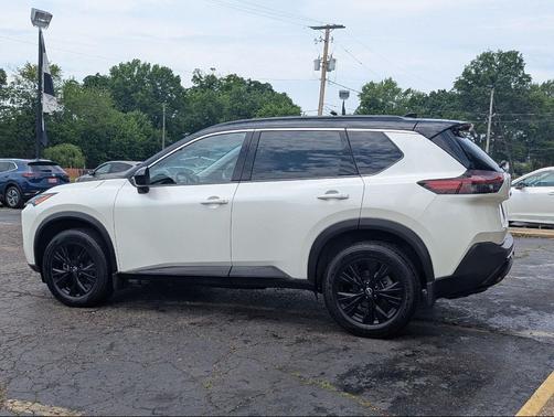 Pearl White Tricoat/Super Black 2023 Nissan Rogue SV