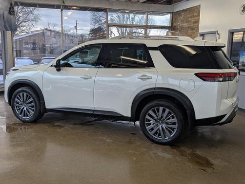 2024 Nissan Pathfinder SL 4WD