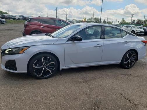2023 Nissan Altima SR FWD