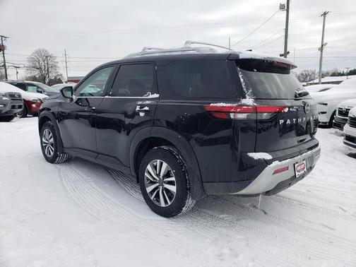 2025 Nissan Pathfinder SL 4WD