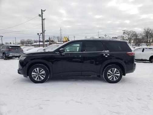 2025 Nissan Pathfinder SL 4WD