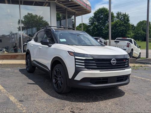 Aspen White Tricoat/Super Black 2026 Nissan Kicks SR