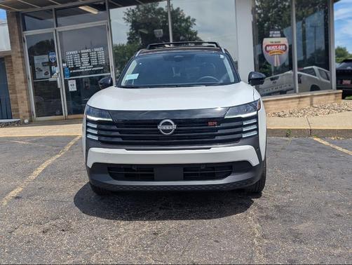 Aspen White Tricoat/Super Black 2026 Nissan Kicks SR