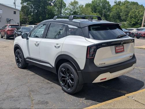 Aspen White Tricoat/Super Black 2026 Nissan Kicks SR