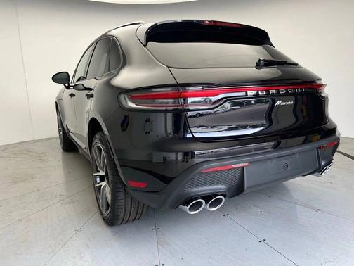 Jet Black Metallic 2025 Porsche Macan