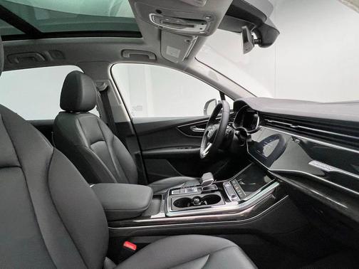 2024 Audi Q7 45 Premium Plus