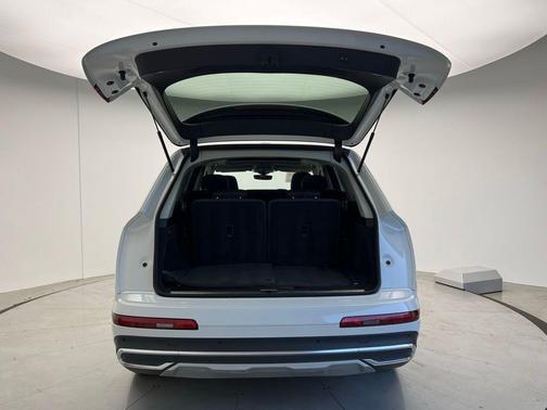 2024 Audi Q7 45 Premium Plus