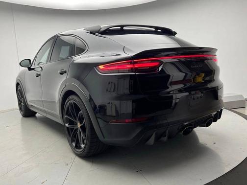 Jet Black Metallic 2022 Porsche Cayenne