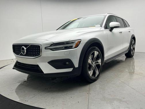 2022 Volvo V60 Cross Country T5