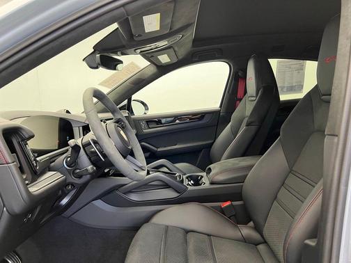 2025 Porsche Cayenne GTS