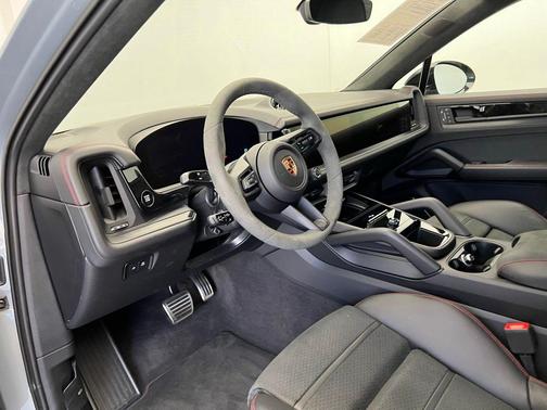 2025 Porsche Cayenne GTS