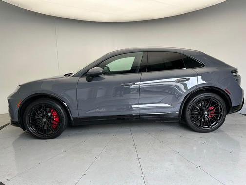 2025 Porsche Macan Turbo
