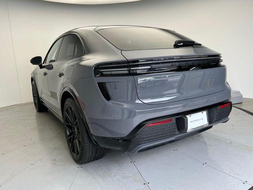 2025 Porsche Macan Turbo