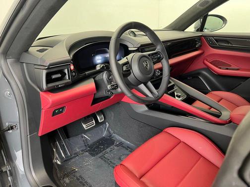 2025 Porsche Macan Turbo
