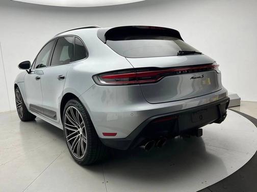 Dolomite Silver Metallic 2025 Porsche Macan