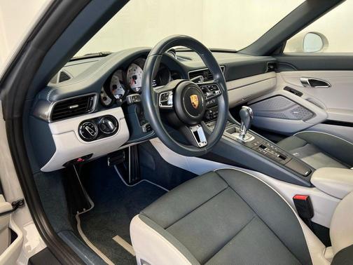 2019 Porsche 911 Carrera GTS