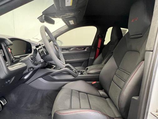2025 Porsche Cayenne GTS