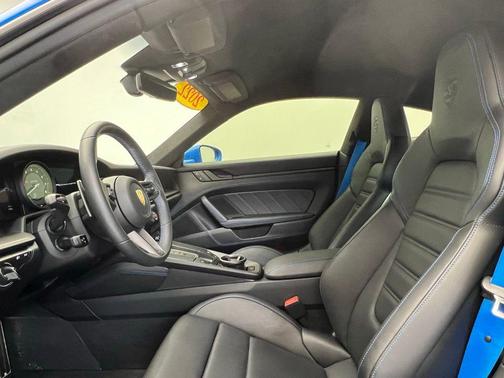 2022 Porsche 911 Carrera 4 GTS