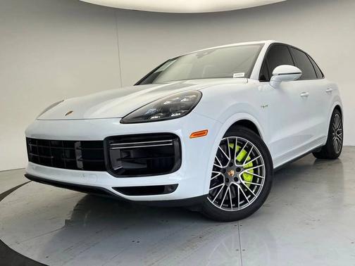 Carrara White Metallic 2023 Porsche Cayenne