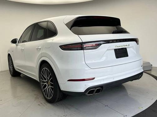 Carrara White Metallic 2023 Porsche Cayenne