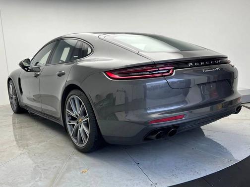 2018 Porsche Panamera 