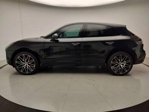 Jet Black Metallic 2023 Porsche Macan
