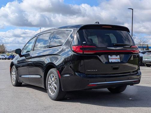 Diamond Black Crystal Pearlcoat 2024 Chrysler Pacifica Touring L