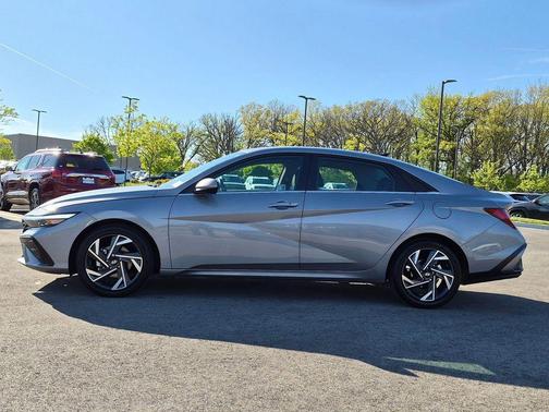Fluid Metal 2025 Hyundai ELANTRA SEL