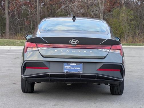 2024 Hyundai ELANTRA SE