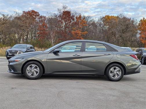 2024 Hyundai ELANTRA SE