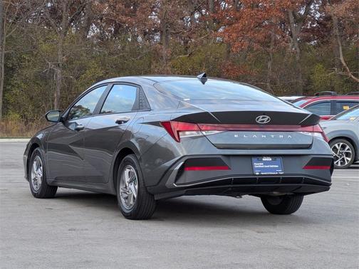 2024 Hyundai ELANTRA SE