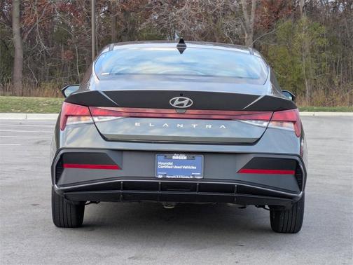 2024 Hyundai ELANTRA SE