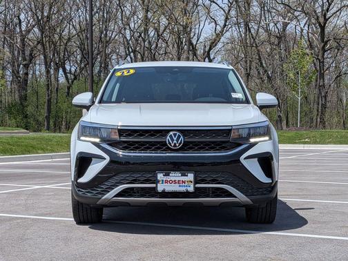 Pure White 2022 Volkswagen Taos 1.5T SE