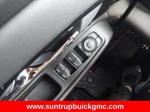 Iridescent Pearl Tricoat 2023 Chevrolet Traverse RS