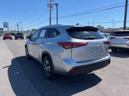 Celestial Silver Metallic 2022 Toyota Highlander XLE