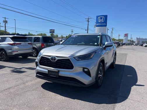Celestial Silver Metallic 2022 Toyota Highlander XLE