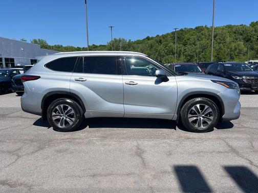 Celestial Silver Metallic 2022 Toyota Highlander XLE