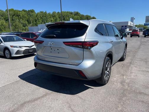 Celestial Silver Metallic 2022 Toyota Highlander XLE