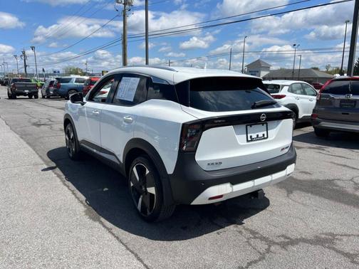 Aspen White Tri 2025 Nissan Kicks SR