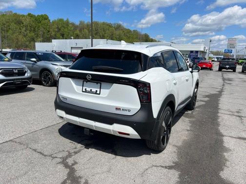 Aspen White Tri 2025 Nissan Kicks SR