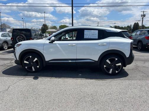 Aspen White Tri 2025 Nissan Kicks SR