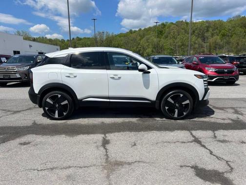 Aspen White Tri 2025 Nissan Kicks SR