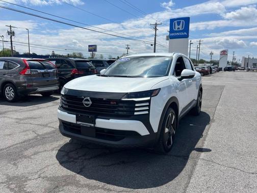 Aspen White Tri 2025 Nissan Kicks SR