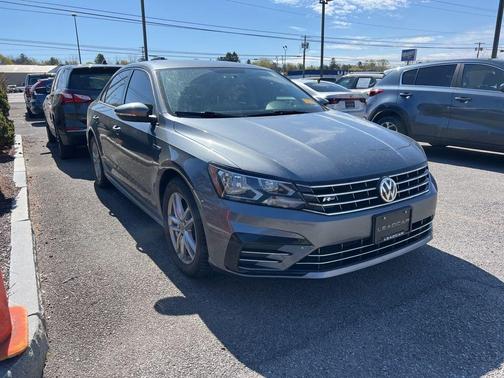 Platinum Gray Metallic 2018 Volkswagen Passat 2.0T R-Line