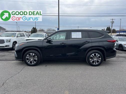 Midnight Black Metallic 2023 Toyota Highlander XLE