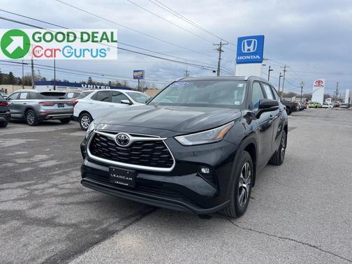Midnight Black Metallic 2023 Toyota Highlander XLE